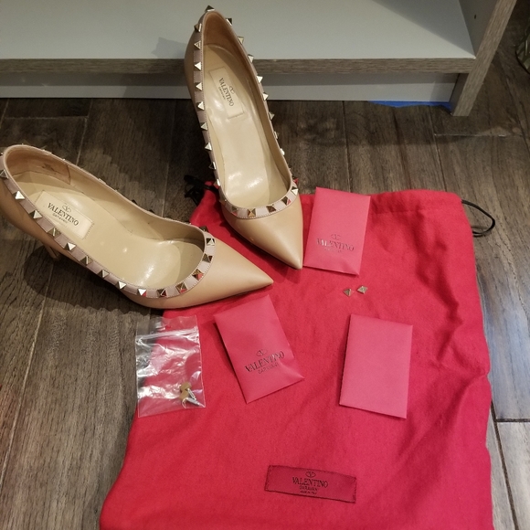 Authentic Valentino RockStud heels - Picture 7 of 7